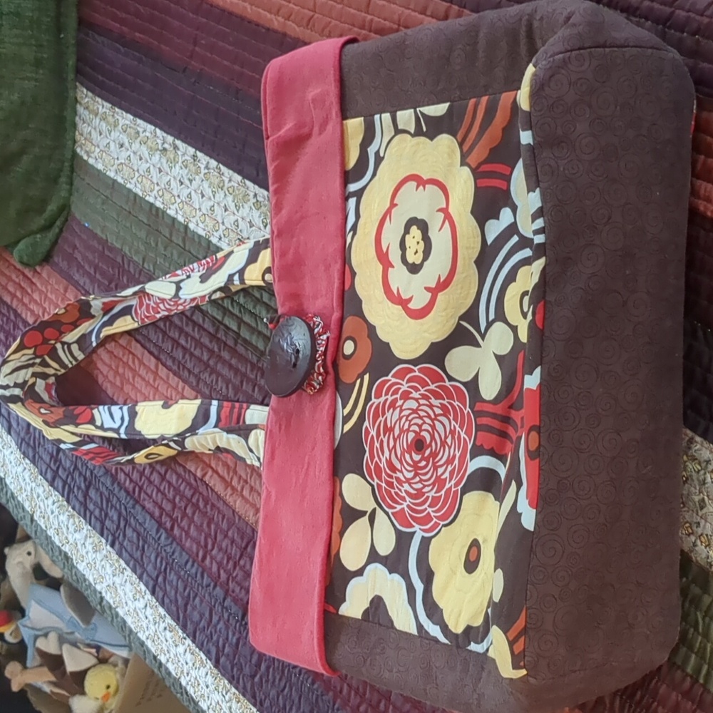 VINTAGE quilted floral tote wooden button closure inner pouches 2 strap handles